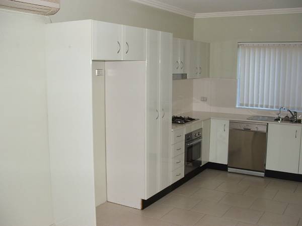 Centrally located apartment close to everything in Castle Hill. Picture 2