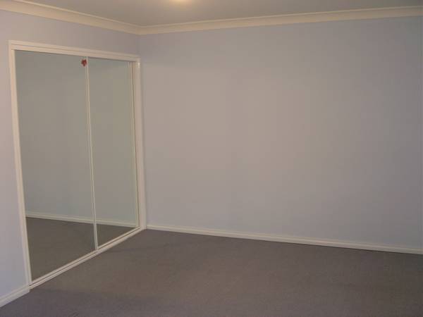 Immaculate 3 Bedroom townhouse Picture 3