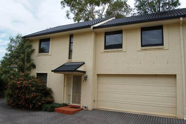 Well presented modern 3 bedroom townhouse. Picture 1