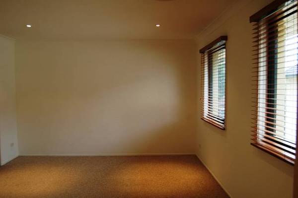 Well presented modern 3 bedroom townhouse. Picture 2