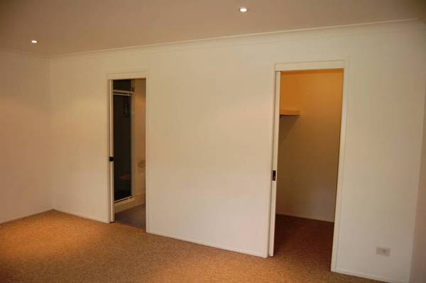 Well presented modern 3 bedroom townhouse. Picture 3