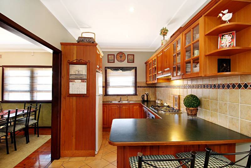 Instantly Appealing Home On Huge Block! Picture 2