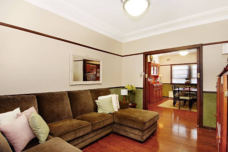 Instantly Appealing Home On Huge Block! Picture 3