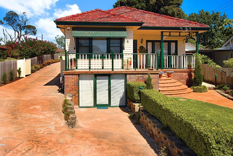 Instantly Appealing Home On Huge Block! Picture 1