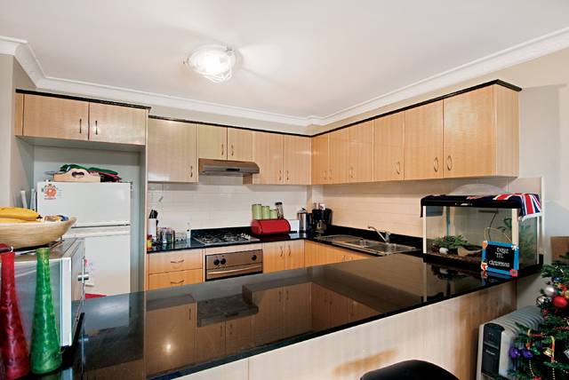 Very neat & tidy 2 bedroom top floor apartment. Picture 2