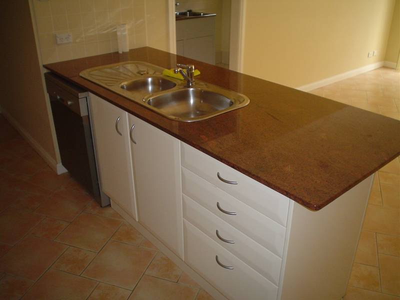 Well located 3 bedroom townhouse on 3 levels Picture 3