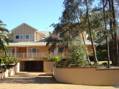 Well located 3 bedroom townhouse on 3 levels Picture