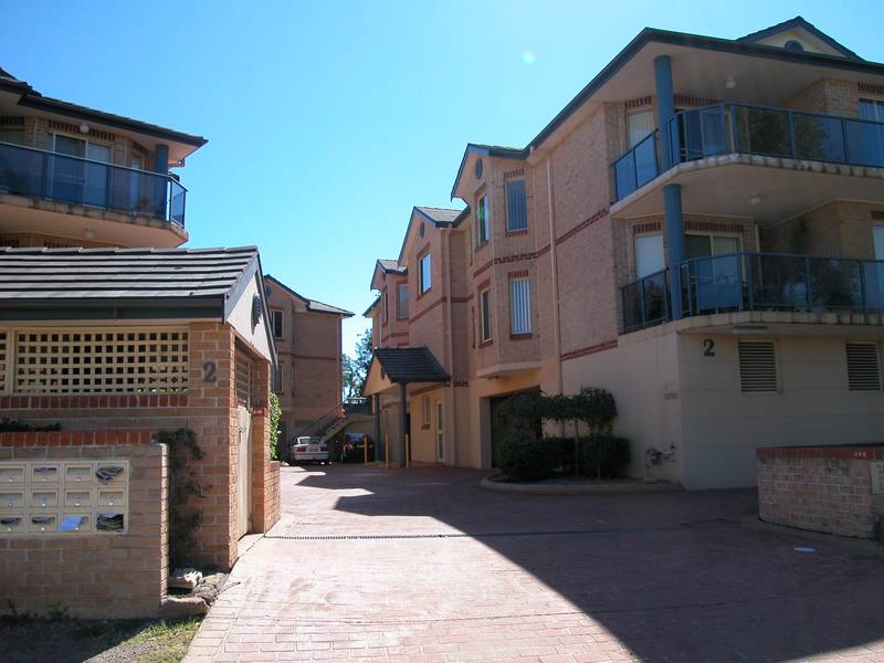 Good sized 2 bedroom security unit Picture 1