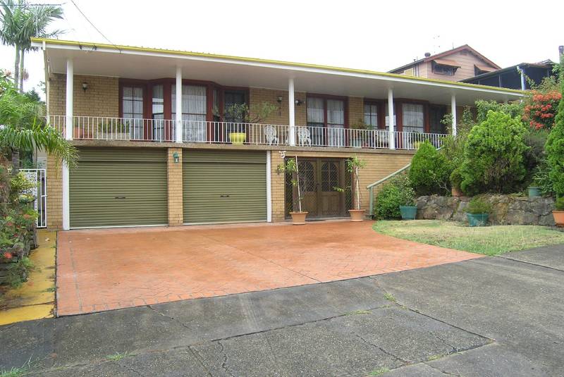 HUGE 4 CAR GARAGE Picture 1