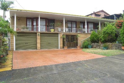 HUGE 4 CAR GARAGE Picture