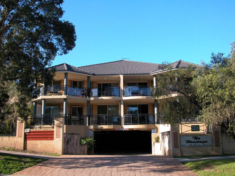 Overlooking pool, great 3 bedroom first floor unit Picture 1