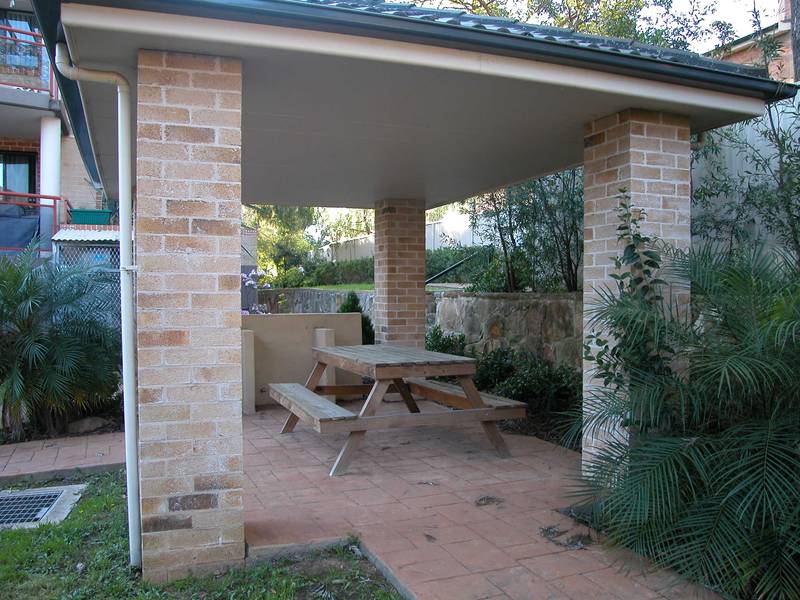 Overlooking pool, great 3 bedroom first floor unit Picture 2