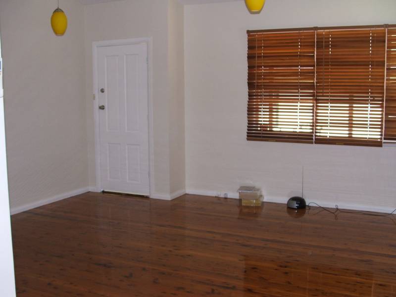 Freshly painted 3 bedroom home Picture 3