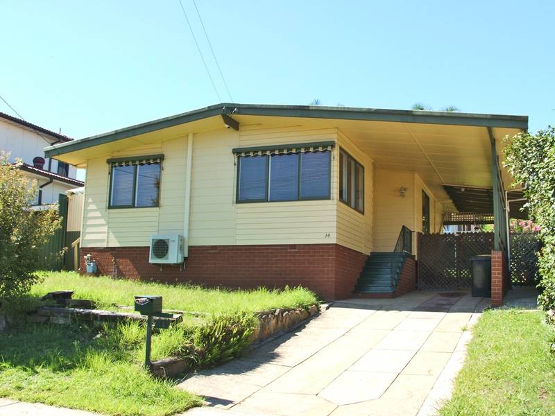 Freshly painted 3 bedroom home Picture 1