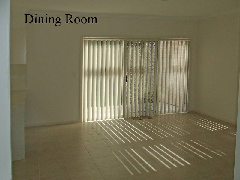 SINGLE LEVEL LIVING AREA Picture 3