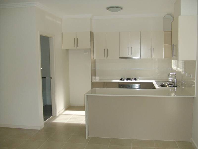 SINGLE LEVEL LIVING AREA Picture 2