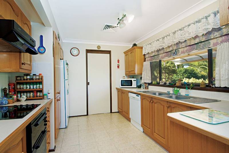 BALCOMBE HEIGHTS ESTATE Picture 2