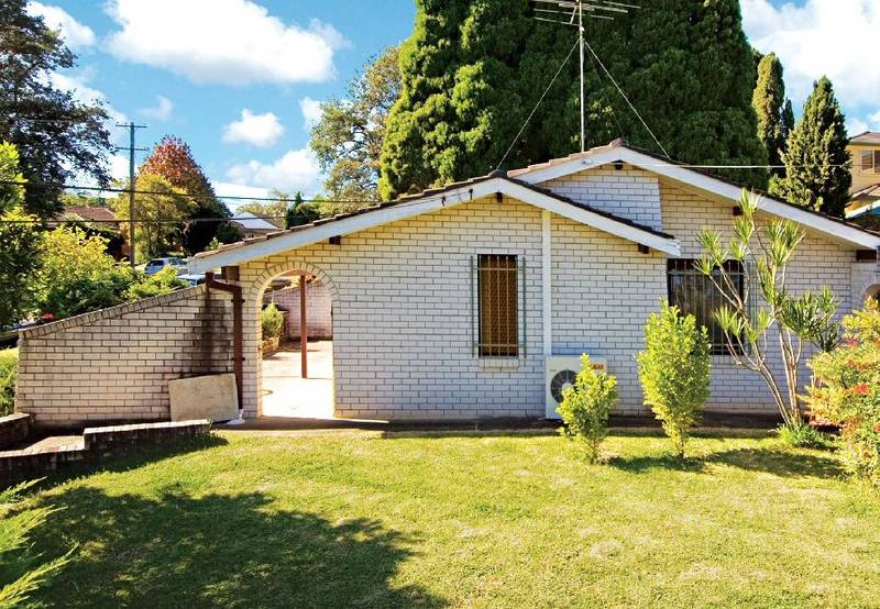 Sundrenched Courtyard Picture 1