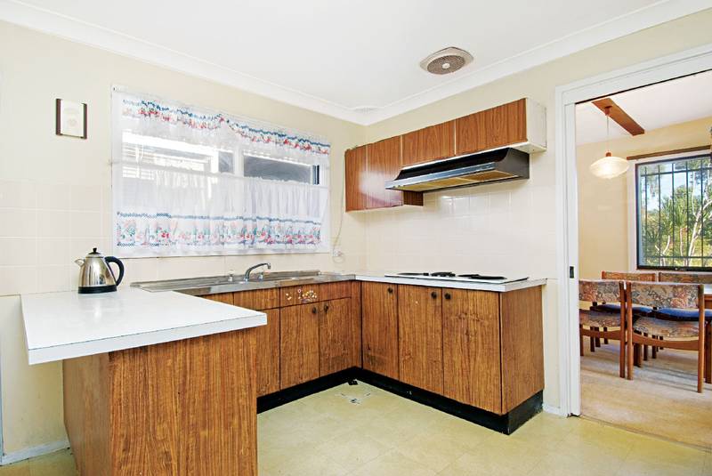 Sundrenched Courtyard Picture 3