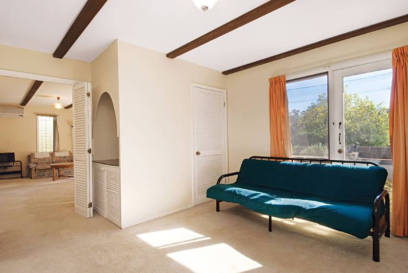 Sundrenched Courtyard Picture 2