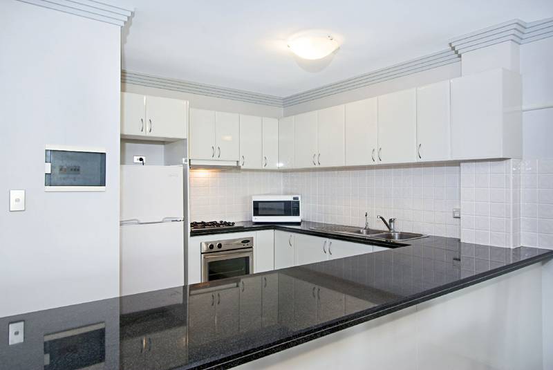 TOO GOOD TO MISS Picture 2