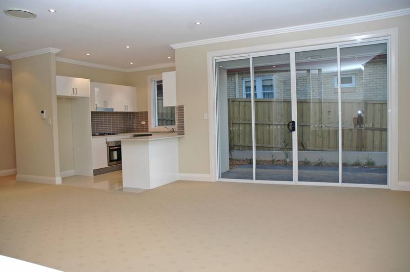 ALL ON ONE LEVEL Picture 3