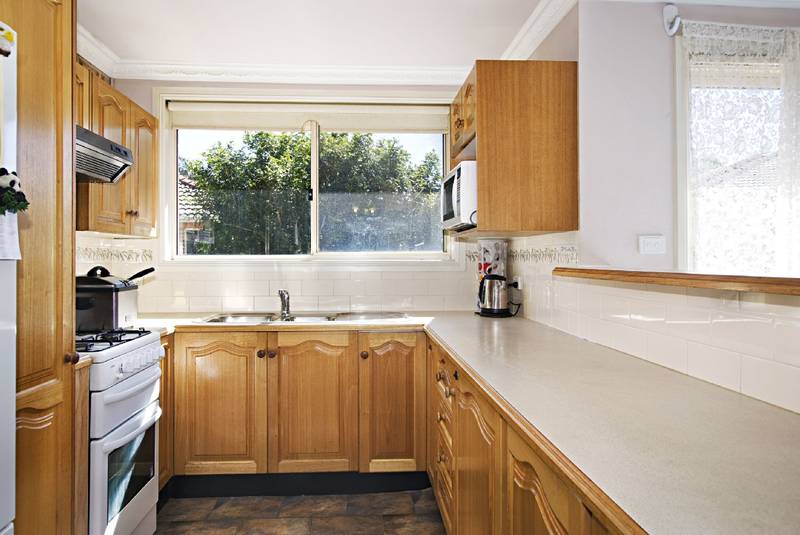 SINGLE LEVEL VILLA IN SMALL COMPLEX Picture 2