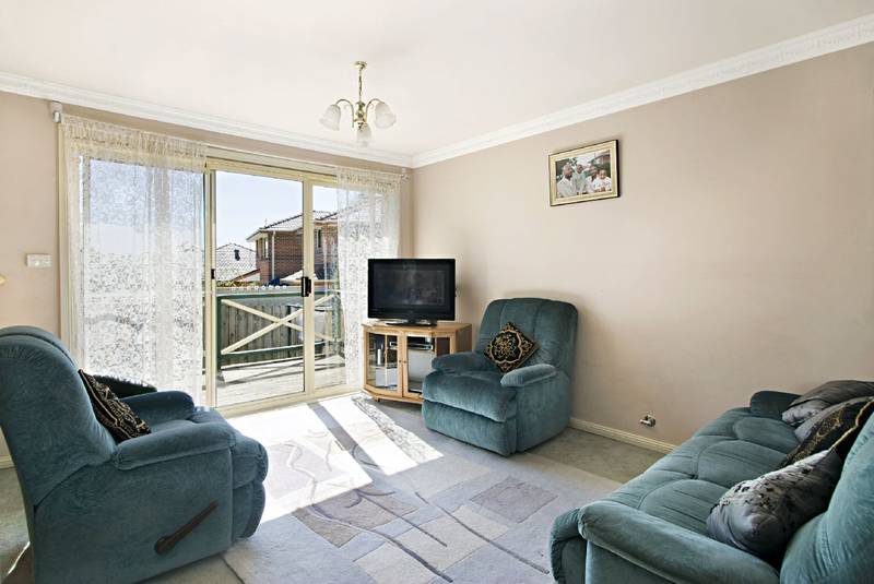 SINGLE LEVEL VILLA IN SMALL COMPLEX Picture 3