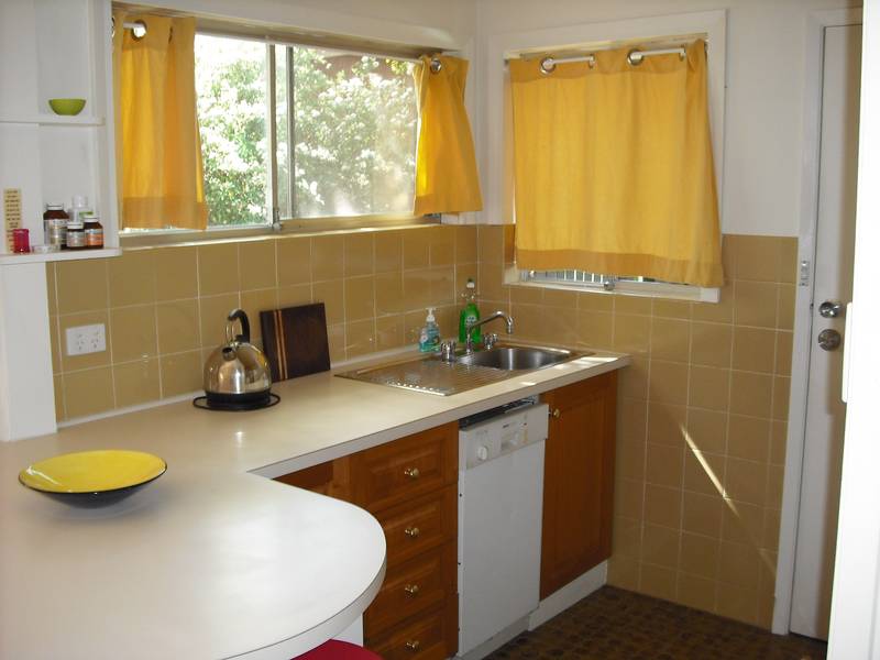 Very modern and well maintained self contained flat. Picture 2