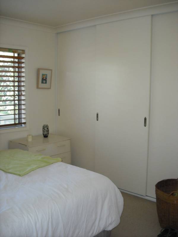 Very modern and well maintained self contained flat. Picture 3