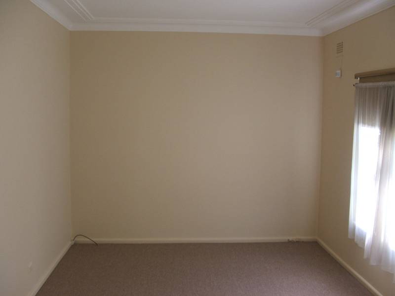 Recently painted and with near new carpet in handy location. Picture 2
