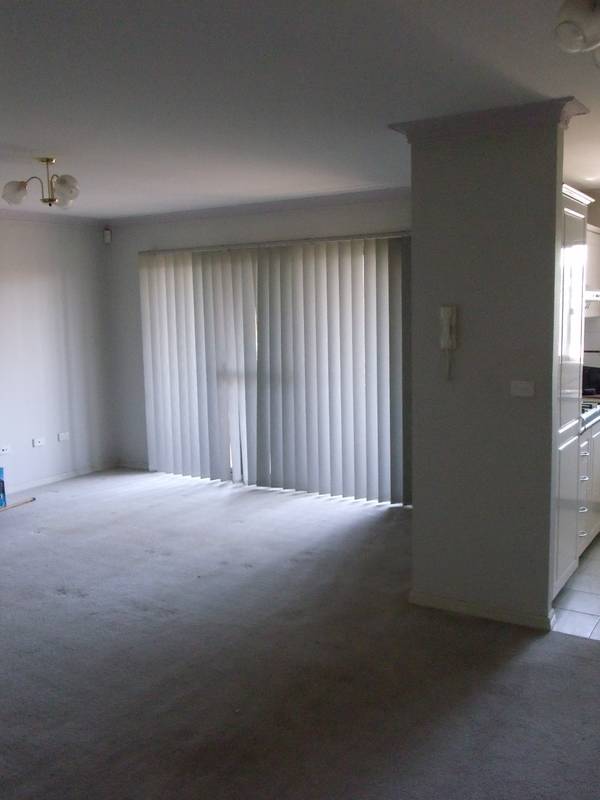 Freshly painted 2 bedroom unit in security complex. Picture 3