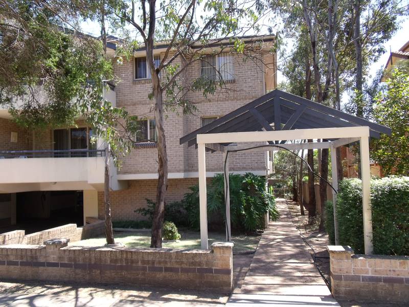 Freshly painted 2 bedroom unit in security complex. Picture 1