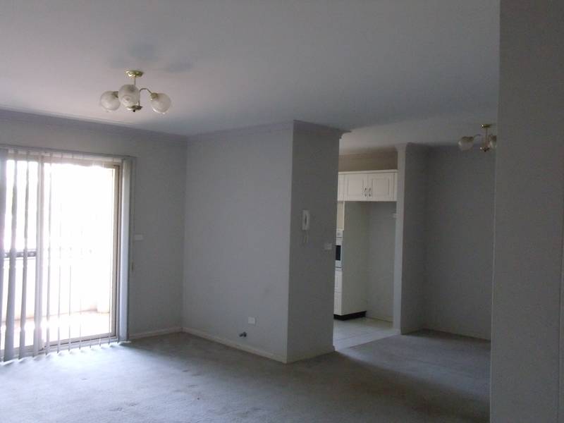 Freshly painted 2 bedroom unit in security complex. Picture 2