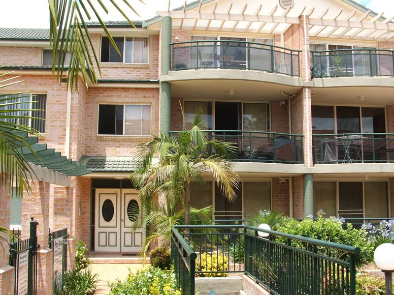 Top floor 2 bedroom unit plus separate study Picture 1