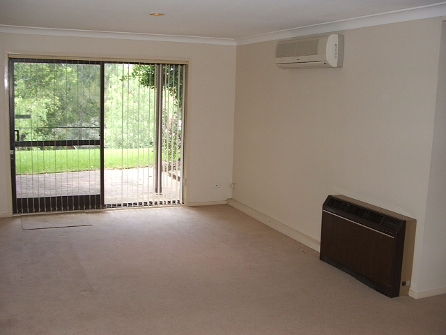 Lovely neat and tidy tri-level townhouse situated in a perfect position. Picture 3