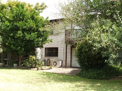 Lovely neat and tidy tri-level townhouse situated in a perfect position. Picture