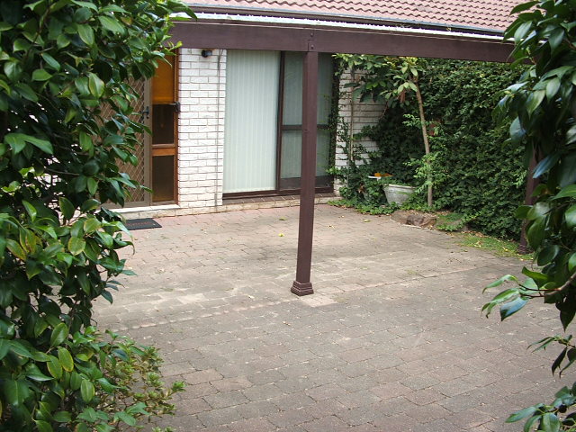 Lovely neat and tidy tri-level townhouse situated in a perfect position. Picture 2