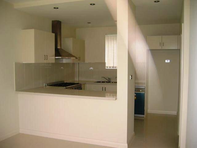 Don't miss out on this modern 2 bedroom townhouse. Picture 2