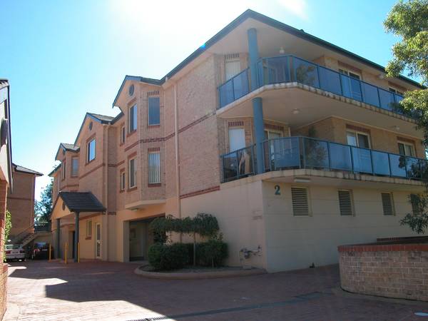 Very neat 3 bedroom unit in central location. Picture 1