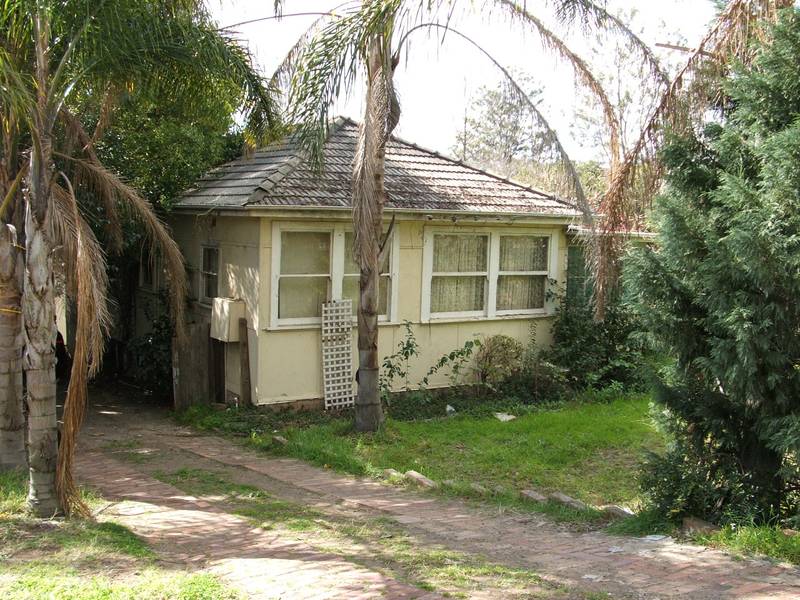 Three bedroom older style cottage home. Picture 1