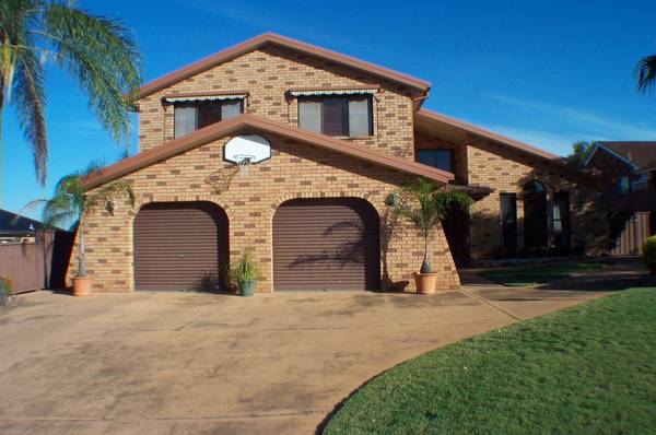 Crestwood area. Executive style home boasting 4 generous bedrooms Picture 1