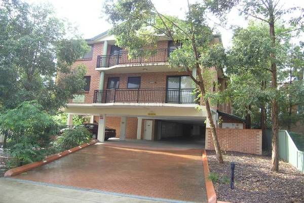 SPACIOUS AIR CONDITIONED LIVING Picture 1