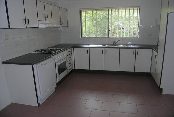 SPACIOUS AIR CONDITIONED LIVING Picture 3