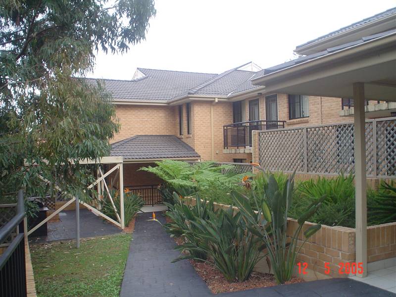 Elevated 3 bedroom ground floor unit only a stones throw to all amenities. Picture 1