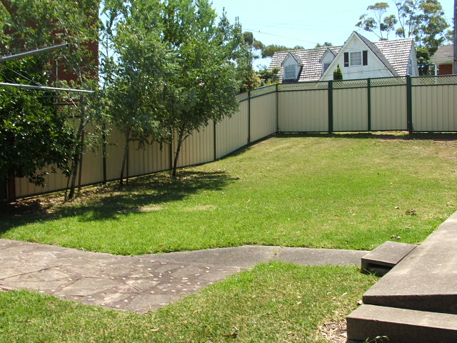 Located in quiet street yet handy to shops and transport. Picture 3