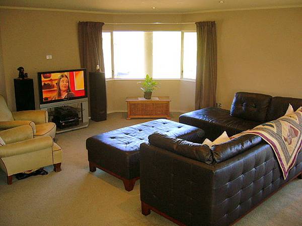 Easy-care, Fully-fenced and Fab for Families Picture 3