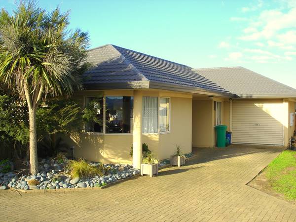 Easy-care, Fully-fenced and Fab for Families Picture 1