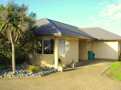 Easy-care, Fully-fenced and Fab for Families Picture Easy-care, Fully-fenced and Fab for Families Picture