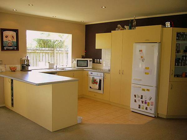 Easy-care, Fully-fenced and Fab for Families Picture 2